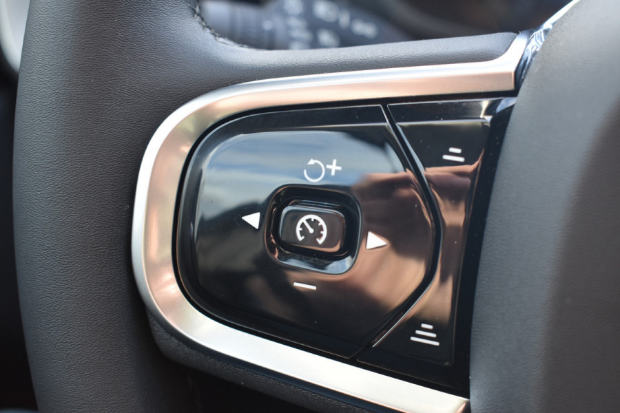 Volvo XC60 B4 Automaat Plus Dark | Keyless | Harman Kardon | Elec Stoelen | Stoel Stuurwielverwarming | 360 Camera
