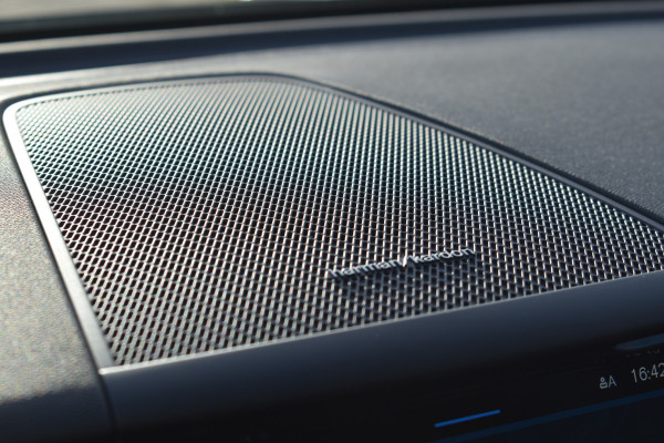 Volvo XC60 B4 Automaat Plus Dark | Keyless | Harman Kardon | Elec Stoelen | Stoel Stuurwielverwarming | 360 Camera