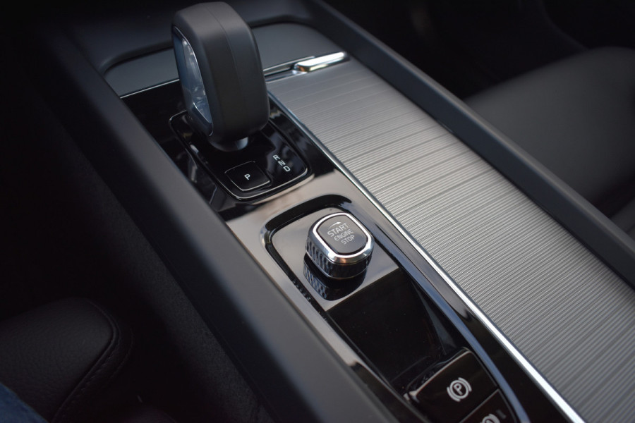 Volvo XC60 B4 Automaat Plus Dark | Keyless | Harman Kardon | Elec Stoelen | Stoel Stuurwielverwarming | 360 Camera