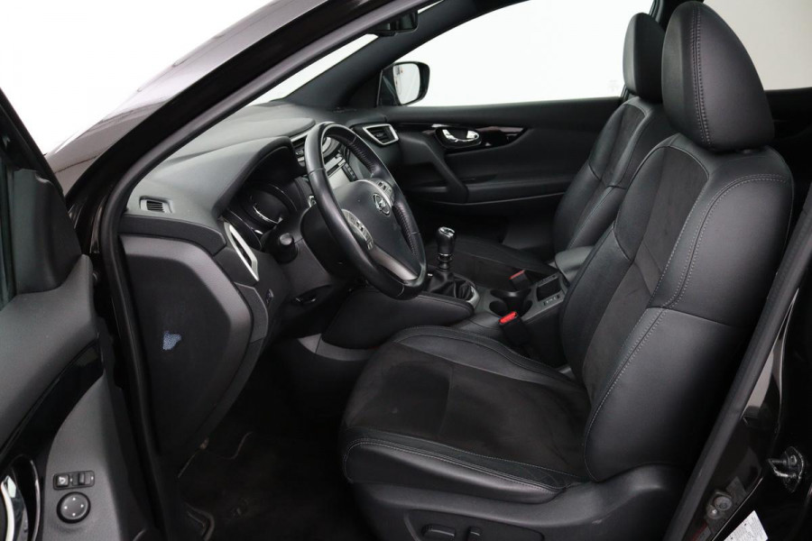 Nissan QASHQAI 1.2 N-Vision | Panoramadak | Stoelverwarming | 360 camera | Trekhaak | Leder/Alcantara | Navigatie | Keyless | Climate control
