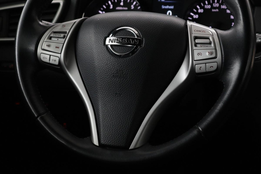 Nissan QASHQAI 1.2 N-Vision | Panoramadak | Stoelverwarming | 360 camera | Trekhaak | Leder/Alcantara | Navigatie | Keyless | Climate control