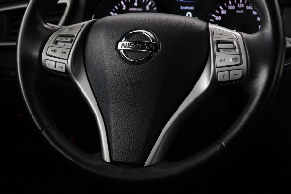 Nissan QASHQAI 1.2 N-Vision | Panoramadak | Stoelverwarming | 360 camera | Trekhaak | Leder/Alcantara | Navigatie | Keyless | Climate control