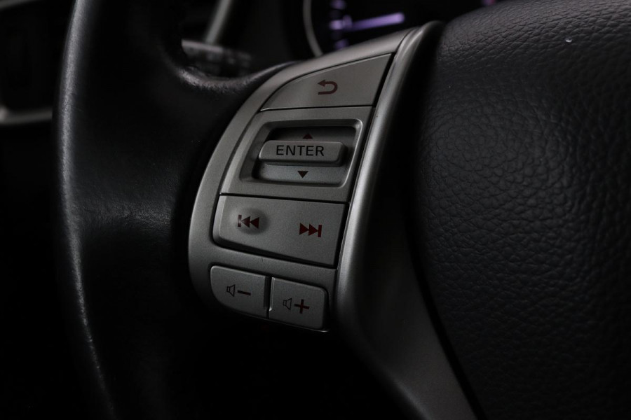 Nissan QASHQAI 1.2 N-Vision | Panoramadak | Stoelverwarming | 360 camera | Trekhaak | Leder/Alcantara | Navigatie | Keyless | Climate control