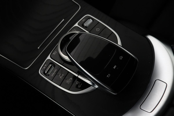 Mercedes-Benz C-Klasse 300e AMG Limited | Panoramadak | Stoelverwarming | 360 camera | Matrix LED | Carplay | Trekhaak | Leder/Alcantara | Climate control