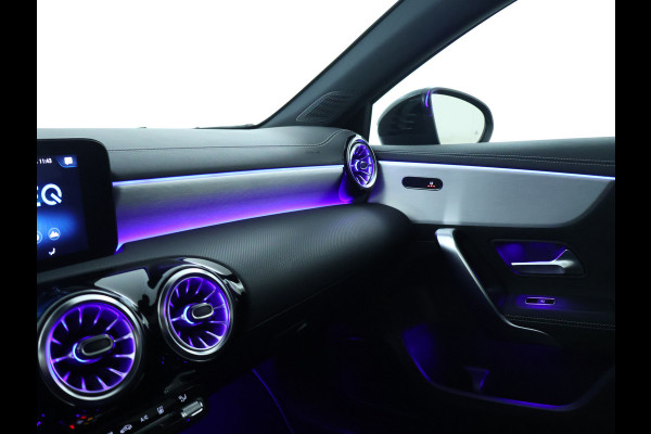 Mercedes-Benz A-Klasse 250 e AMG Plug-In Hybride | AMG Line | Night Pakket | Panorama Schuif-Kanteldak | Sfeerverlichting | Inclusief 24 maanden MB Certified garantie voor Europa.