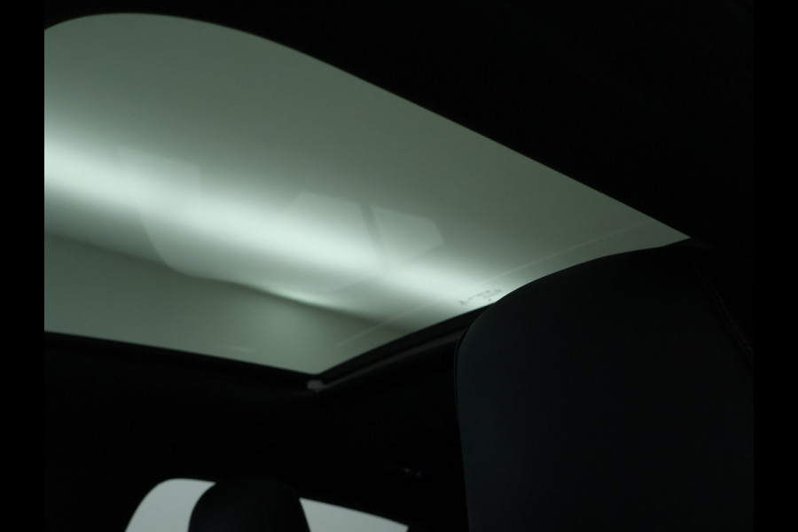 Mercedes-Benz A-Klasse 250 e AMG Plug-In Hybride | AMG Line | Night Pakket | Panorama Schuif-Kanteldak | Sfeerverlichting | Inclusief 24 maanden MB Certified garantie voor Europa.