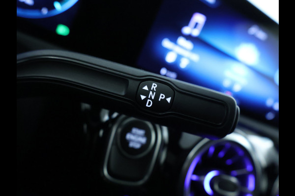 Mercedes-Benz A-Klasse 250 e AMG Plug-In Hybride | AMG Line | Night Pakket | Panorama Schuif-Kanteldak | Sfeerverlichting | Inclusief 24 maanden MB Certified garantie voor Europa.