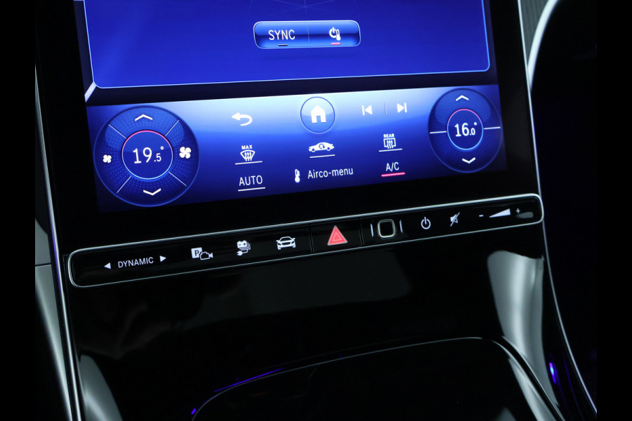 Mercedes-Benz C-Klasse 300 e AMG Plug-In Hybride | Panoramadak | Lichtmetalen velgen | Parking support met camera achter | Navigatie | Inclusief 24 maanden MB Certified garantie voor Europa.