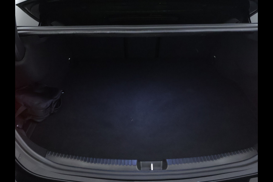 Mercedes-Benz C-Klasse 300 e AMG Plug-In Hybride | Panoramadak | Lichtmetalen velgen | Parking support met camera achter | Navigatie | Inclusief 24 maanden MB Certified garantie voor Europa.
