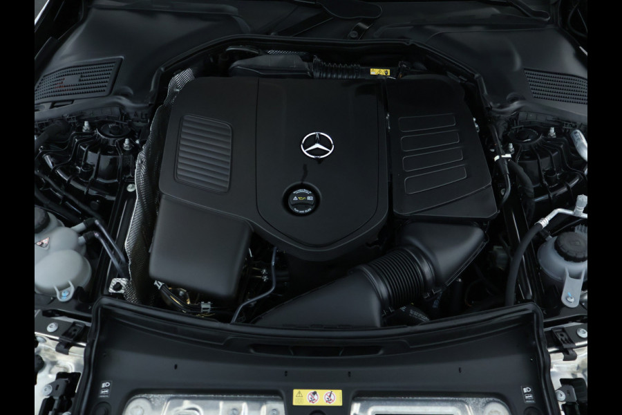 Mercedes-Benz C-Klasse 300 e AMG Plug-In Hybride | Panoramadak | Lichtmetalen velgen | Parking support met camera achter | Navigatie | Inclusief 24 maanden MB Certified garantie voor Europa.