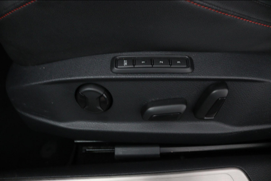 Volkswagen Golf 2.0TSI GTI *230PK*PANO*LEER*ACC*LED*DCC