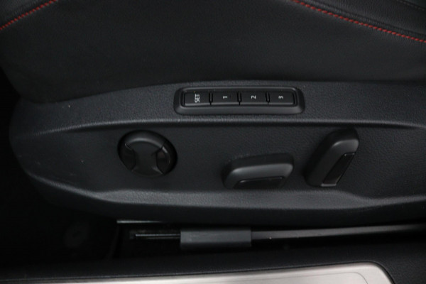 Volkswagen Golf 2.0TSI GTI *230PK*PANO*LEER*ACC*LED*DCC