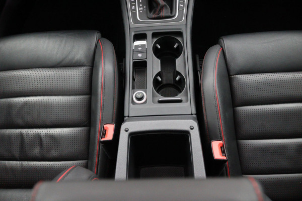 Volkswagen Golf 2.0TSI GTI *230PK*PANO*LEER*ACC*LED*DCC