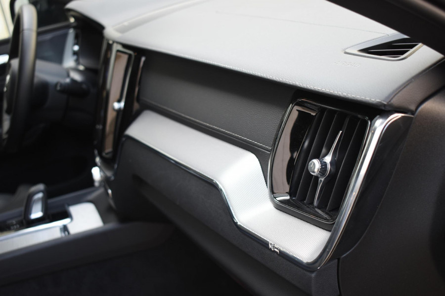 Volvo XC60 T8 455PK AWD R-Design / Navigatie / Head Up Display / 360 Camera / Parkeersensoren / Luchtvering / Stuur-Stoelverwarming /