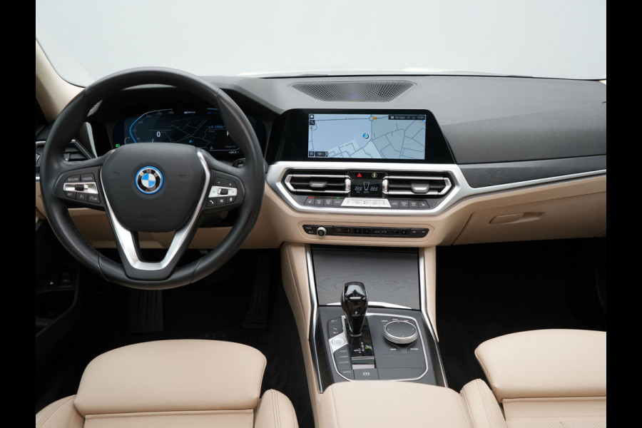 BMW 3 Serie Touring 320e Sportline Plug In Hybrid Dealer O.H PHEV | Panodak | Lederen Sportstoelen Verwarmd | 18"L.M | Sfeerverlichting | Apple Carplay | HIFI | Virtual | LED |