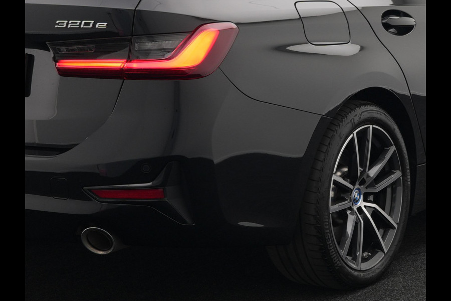 BMW 3 Serie Touring 320e Sportline Plug In Hybrid Dealer O.H PHEV | Panodak | Lederen Sportstoelen Verwarmd | 18"L.M | Sfeerverlichting | Apple Carplay | HIFI | Virtual | LED |