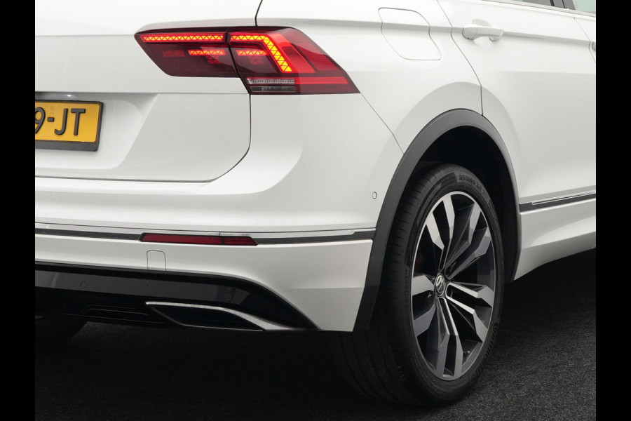 Volkswagen Tiguan 2.0 TSI 4Motion R-Line 220pk | Panodak | Trekhaak Afneembaar | Adaptive Cruise | 360 Camera | LED | Carplay | Stoelverwarming | 20'' L.M. |