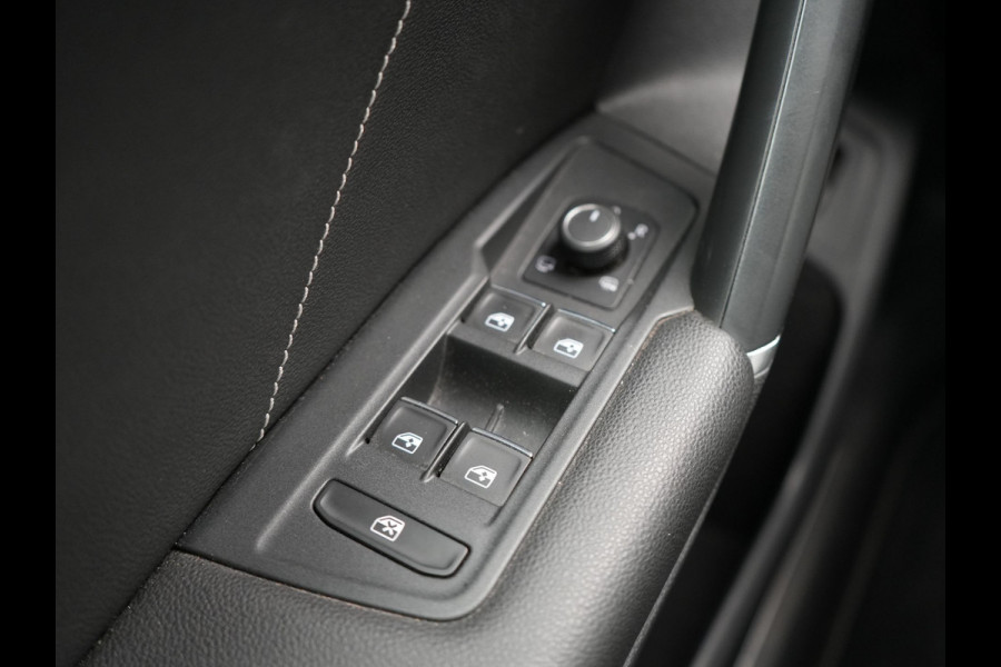 Volkswagen Tiguan 2.0 TSI 4Motion R-Line 220pk | Panodak | Trekhaak Afneembaar | Adaptive Cruise | 360 Camera | LED | Carplay | Stoelverwarming | 20'' L.M. |