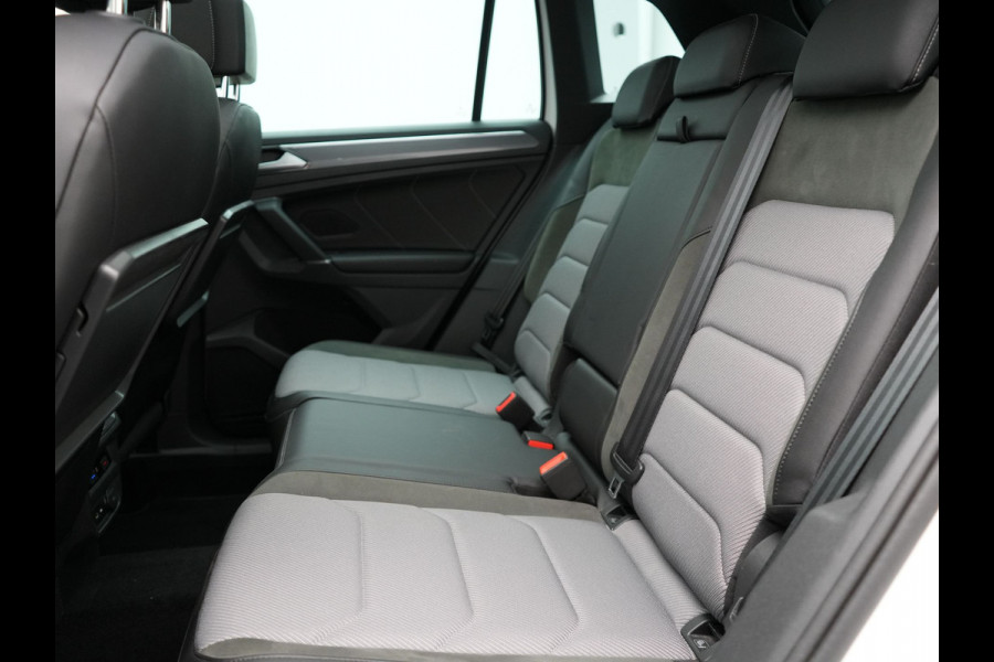 Volkswagen Tiguan 2.0 TSI 4Motion R-Line 220pk | Panodak | Trekhaak Afneembaar | Adaptive Cruise | 360 Camera | LED | Carplay | Stoelverwarming | 20'' L.M. |