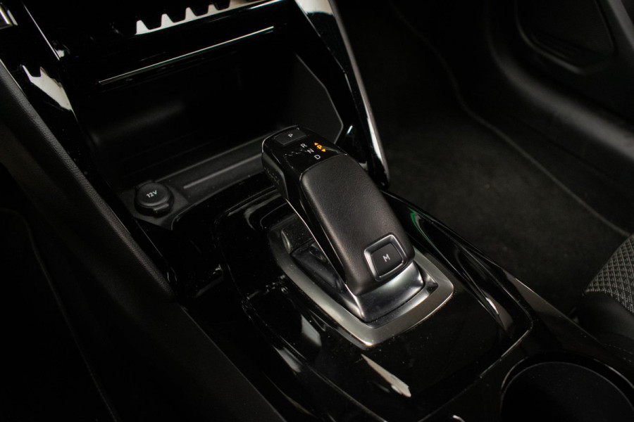 Peugeot 208 1.2 PureTech GT-Line (APPLE CARPLAY,NAVI,LED,SPORTSTOELEN,SFEER,CRUISE,CLIMATE,GETINT,CAMERA,3DVIEW,PDC,NETTESTAAT)