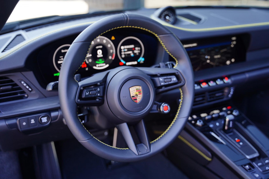 Porsche 911 Cabrio 3.0 Carrera GTS PTS Brewster Green Ceramic