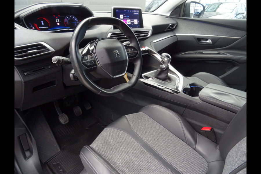 Peugeot 3008 1.2 PureTech Allure * CARPAY * 19 INCH !!