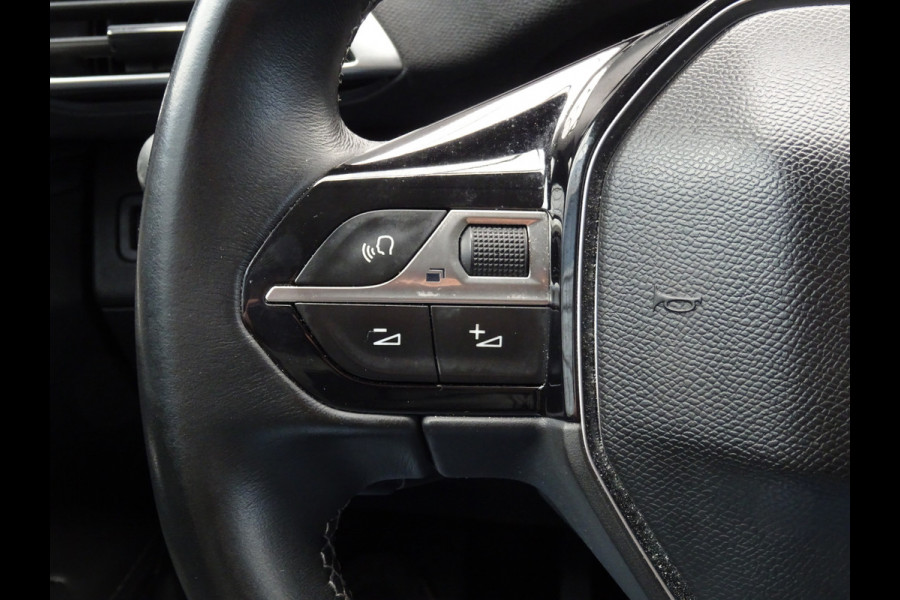 Peugeot 3008 1.2 PureTech Allure * CARPAY * 19 INCH !!