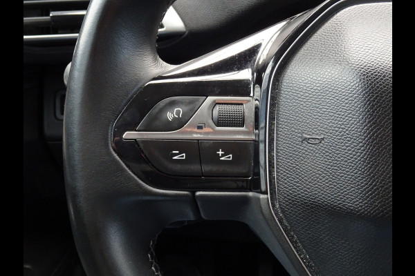 Peugeot 3008 1.2 PureTech Allure * CARPAY * 19 INCH !!