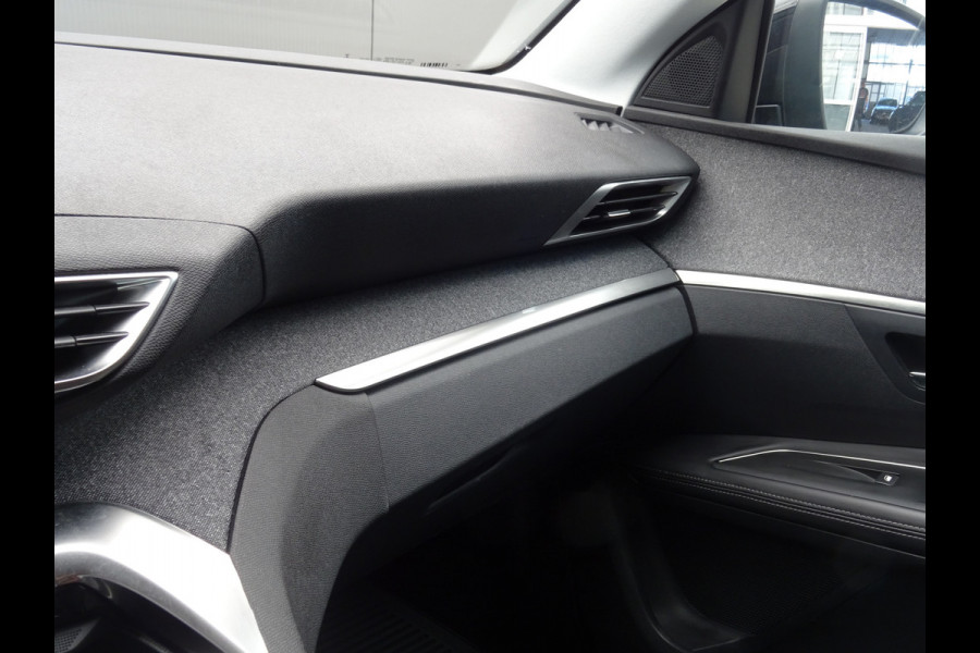 Peugeot 3008 1.2 PureTech Allure * CARPAY * 19 INCH !!