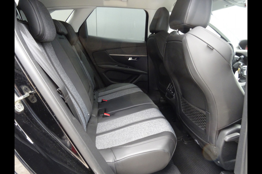 Peugeot 3008 1.2 PureTech Allure * CARPAY * 19 INCH !!