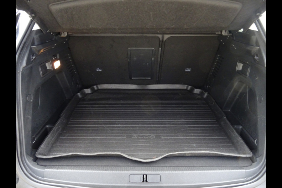 Peugeot 3008 1.2 PureTech Allure * CARPAY * 19 INCH !!