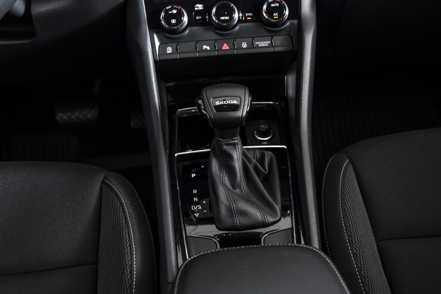 Škoda Karoq 1.5 TSI ACT 150 PK Business Edition - Automaat | Dig. Cockpit | Cruise | Stoel-+Stuurverw. | PDC | Camera | App. Connect | ECC | DAB | LM 17" | 4167