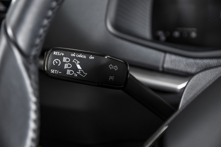 Škoda Karoq 1.5 TSI ACT 150 PK Business Edition - Automaat | Dig. Cockpit | Cruise | Stoel-+Stuurverw. | PDC | Camera | App. Connect | ECC | DAB | LM 17" | 4167