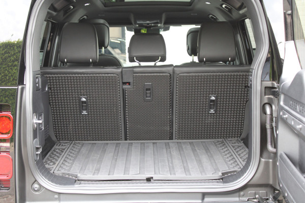 Land Rover Defender 110 3.0 D300 / 110 / X-Dynamic / HSE / Luchtvering / Panorama / Vol Opties / NIEUW