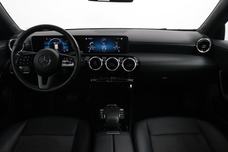 Mercedes-Benz CLA-Klasse 180 Business Solution Automaat (NAVIGATIE, CAMERA, PDC, 1e EIGENAAR, GOED ONDERHOUDEN)