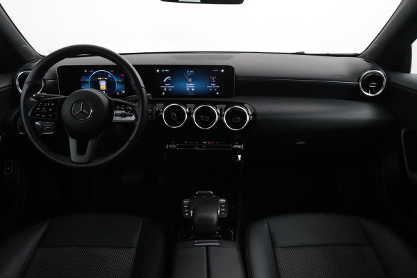 Mercedes-Benz CLA-Klasse 180 Business Solution Automaat (NAVIGATIE, CAMERA, PDC, 1e EIGENAAR, GOED ONDERHOUDEN)