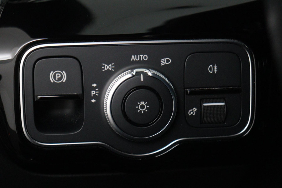 Mercedes-Benz CLA-Klasse 180 Business Solution Automaat (NAVIGATIE, CAMERA, PDC, 1e EIGENAAR, GOED ONDERHOUDEN)