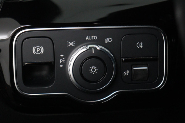 Mercedes-Benz CLA-Klasse 180 Business Solution Automaat (NAVIGATIE, CAMERA, PDC, 1e EIGENAAR, GOED ONDERHOUDEN)