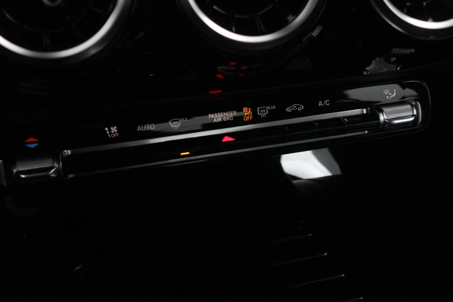 Mercedes-Benz CLA-Klasse 180 Business Solution Automaat (NAVIGATIE, CAMERA, PDC, 1e EIGENAAR, GOED ONDERHOUDEN)