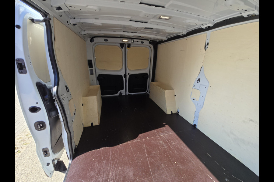 Renault Trafic 2.0 dCi T30 L2 H1 - Euro 6 - 130 Pk - Navi - ParkeerCamera - Airco