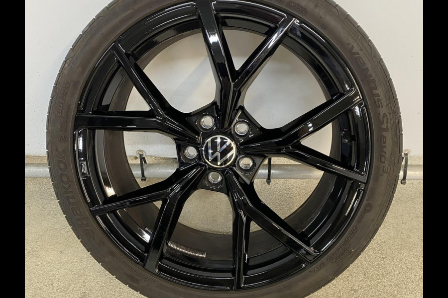 Volkswagen Golf 2.0 TSI GTI Clubsport 300 pk Automaat (DSG) | Navigatie | Panoramadak | Parkeersensoren | Matrix LED koplampen | Stoelverwarming | Lichtmetalen velgen 19" |