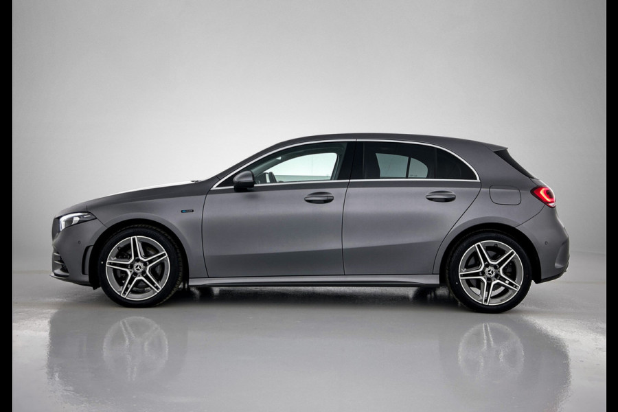 Mercedes-Benz A-Klasse 250 e AMG Plug-In Hybride | AMG Line | Lederen Bekleding | Spiegelpakket | Smartphone intergratie | Inclusief 24 maanden MB Certified garantie voor Europa.