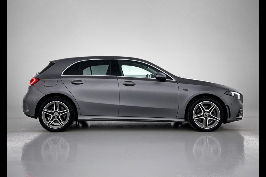 Mercedes-Benz A-Klasse 250 e AMG Plug-In Hybride | AMG Line | Lederen Bekleding | Spiegelpakket | Smartphone intergratie | Inclusief 24 maanden MB Certified garantie voor Europa.