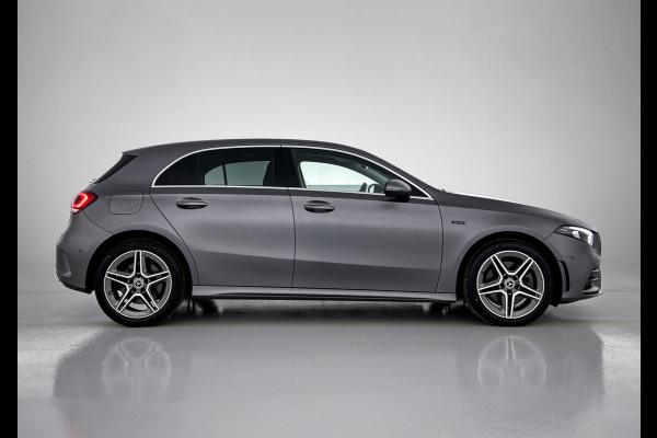 Mercedes-Benz A-Klasse 250 e AMG Plug-In Hybride | AMG Line | Lederen Bekleding | Spiegelpakket | Smartphone intergratie | Inclusief 24 maanden MB Certified garantie voor Europa.