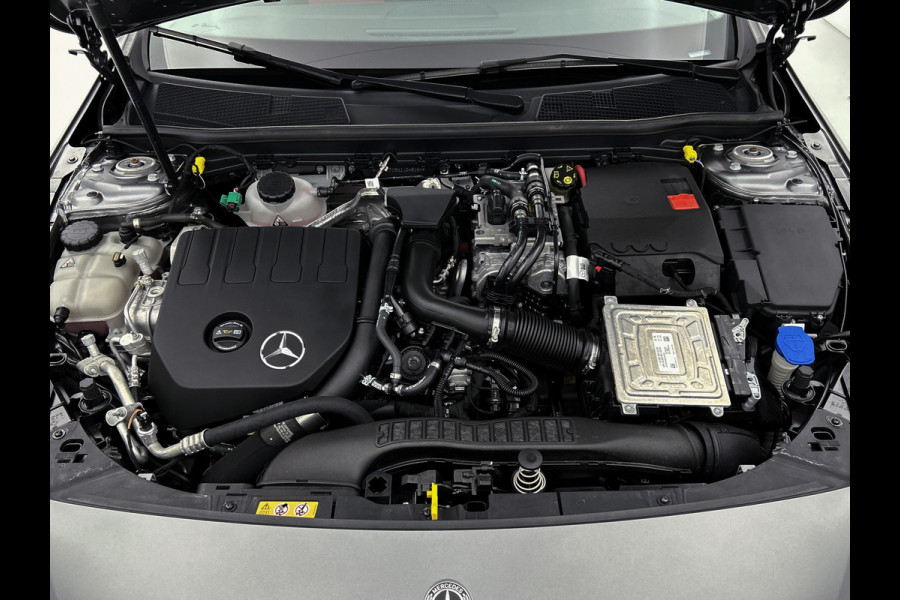 Mercedes-Benz A-Klasse 250 e AMG Plug-In Hybride | AMG Line | Lederen Bekleding | Spiegelpakket | Smartphone intergratie | Inclusief 24 maanden MB Certified garantie voor Europa.