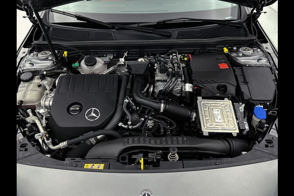 Mercedes-Benz A-Klasse 250 e AMG Plug-In Hybride | AMG Line | Lederen Bekleding | Spiegelpakket | Smartphone intergratie | Inclusief 24 maanden MB Certified garantie voor Europa.