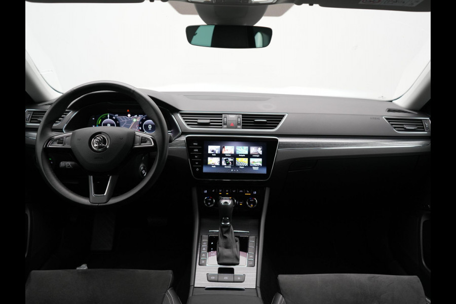 Škoda Superb Combi 1.4 TSI iV Business Edition Plus PHEV | Lederen Sportstoelen Memory | Trekhaak af Fabriek | Adaptive Cruise | Crystal LED | Apple Carplay | Navigatie | Camera | DAB |