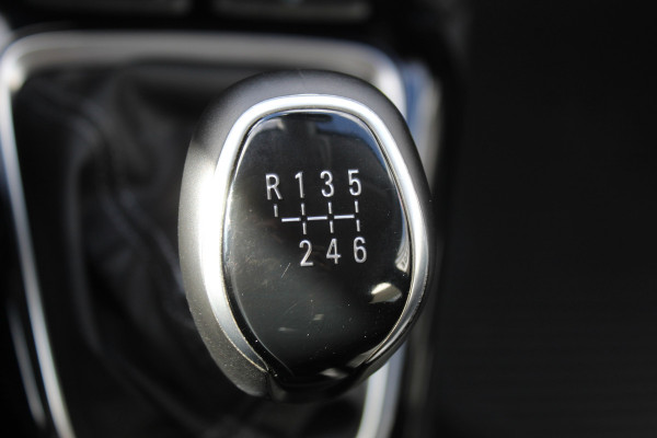 Opel Corsa 1.2-100pk Elegance 5drs. Super mooie Opel Corsa ! Cruise Control, Climate Control, Multimedia, LED verlichting, Licht metalen velgen, Lane assist etc.