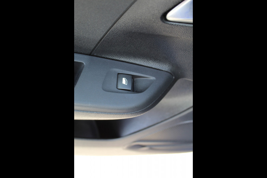Opel Corsa 1.2-100pk Elegance 5drs. Super mooie Opel Corsa ! Cruise Control, Climate Control, Multimedia, LED verlichting, Licht metalen velgen, Lane assist etc.