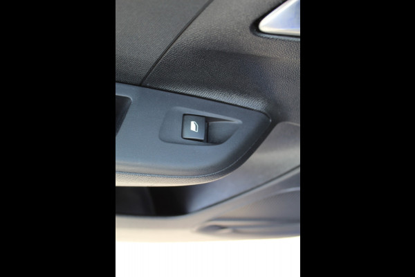 Opel Corsa 1.2-100pk Elegance 5drs. Super mooie Opel Corsa ! Cruise Control, Climate Control, Multimedia, LED verlichting, Licht metalen velgen, Lane assist etc.